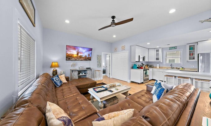 Ship Bottom Apartamento | Close to Beach & Bay , 3-BR, 2- Bath, Sleeps 8, Private yard, Outdoor Shower
