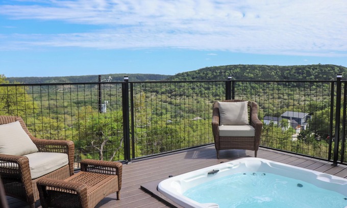 Canyon Lake Cabina | Close to Canyon Lake: Cabin - Boat Ramp & Hot Tub