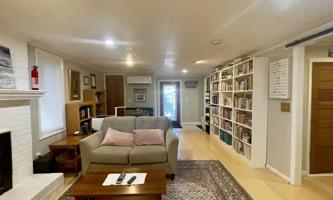 Blacksburg Apartamento | Close to downtown Blacksburg, hot tub, sleeps 7!