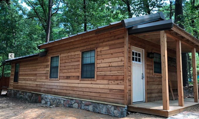 Broken Bow Cabina | Close to everything, near State Park & Hochatown, hot tub!