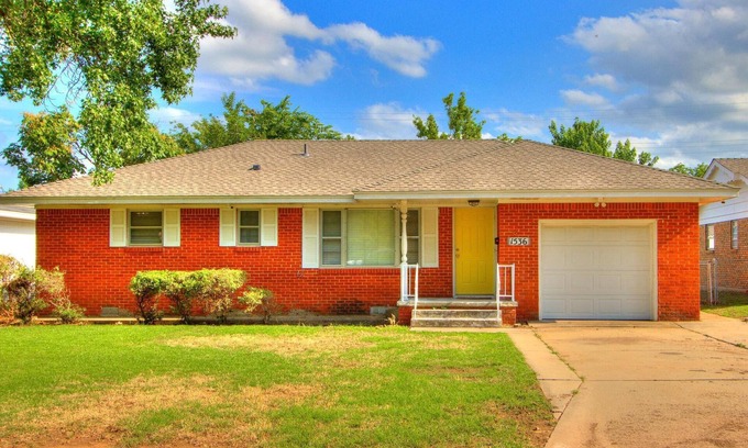 Norman Casa | Close to OU--TVs in every room--outdoor dining--wifi--W/D