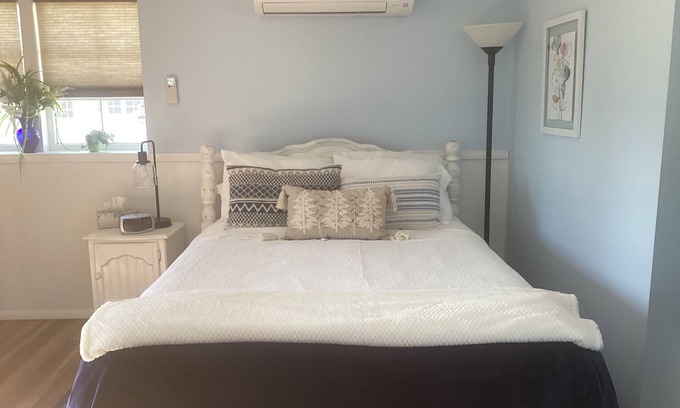 Oxford Cabaña | Close to Oxford and Miami U. Pet friendly. Country setting.