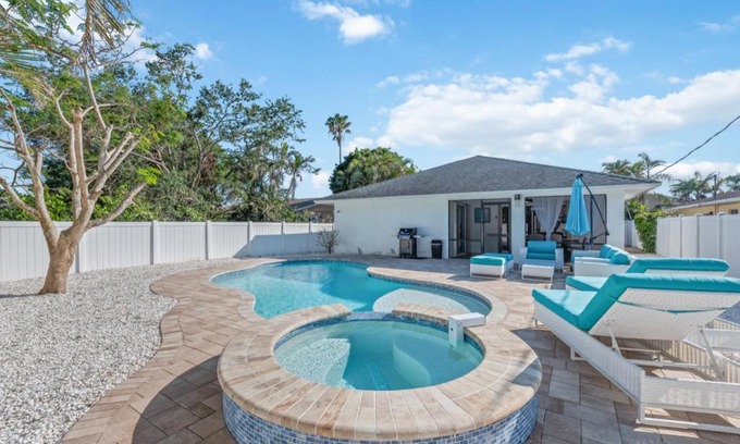 Naples Park Casa | Close to Vanderbilt Beach home!