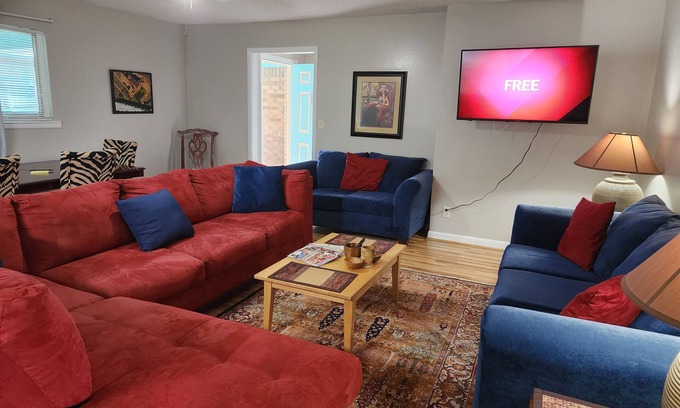 South Pensacola Casa | Close to Wahoos stadium, Pensacola Bay Center, Palafox Restaurants & Markets.