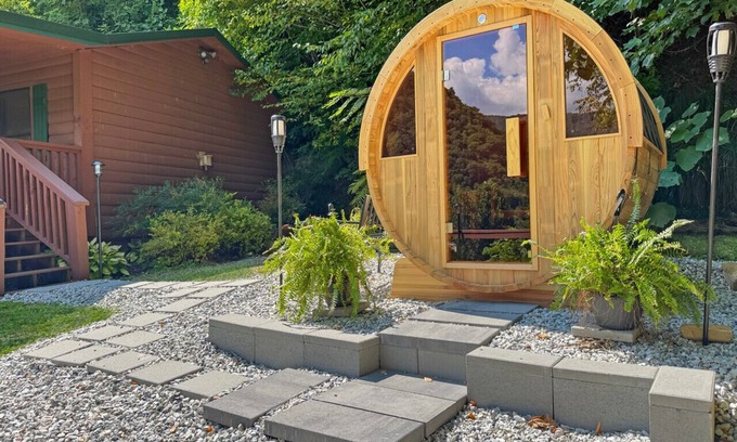 Bryson City Cabina | Cloud Nine Retreat; sleeps 16|barrel sauna|hot tub