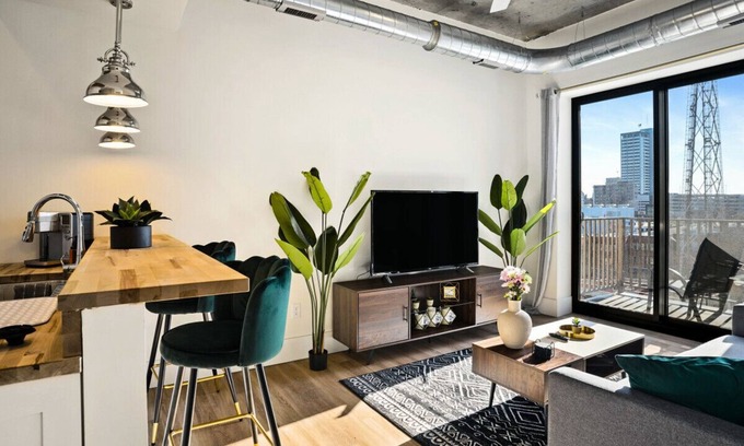 Northeast South Bend Apartamento | Clover Haven | High Rise | Down Town South Bend ND