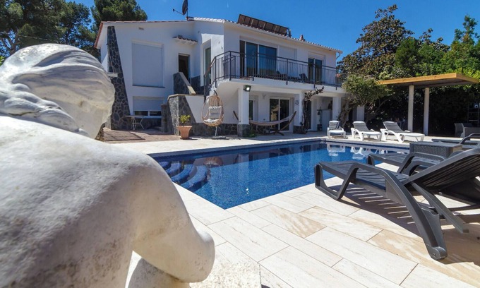 Canyelles Villa | Club Villamar - Encantadora villa ofrece una bonita piscina privada de agua salada situada a 80...