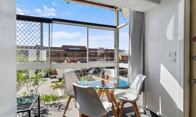 Launceston CBD Hotel | Coach House Launceston