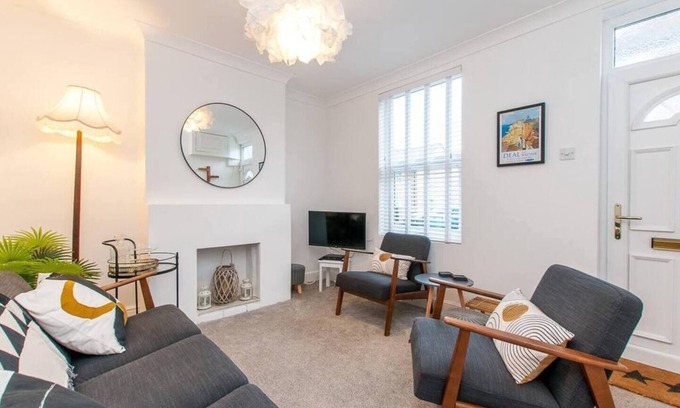 Deal Casa | Coal Miners Cottage - Moments to Seafront & Deal Town