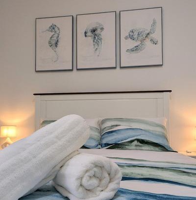 North Ward Apartamento | Coastal Comfort - 1 bedroom beachfront apartment