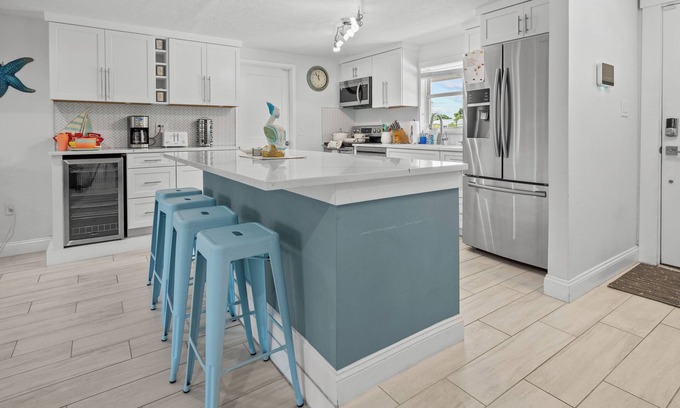 Gulf Gate Estates Casa | Coastal Comfort Near Siesta Key, Sleeps 8