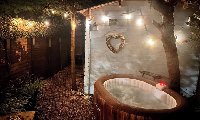 Felpham Cabina | Coastal Cosy Cabin with hot tub