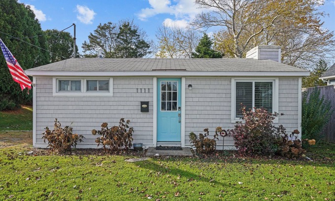 Point Judith Cabaña | Coastal Cottage in Pt.Judith Walk to Beaches, BI Ferry, Ice Cream,Aunt Carries.
