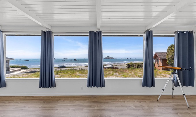 Crescent City North Cabaña | Ensenada costera Beach Bungalow! Paseos por la playa, observación de ballenas, caza ágata y más!