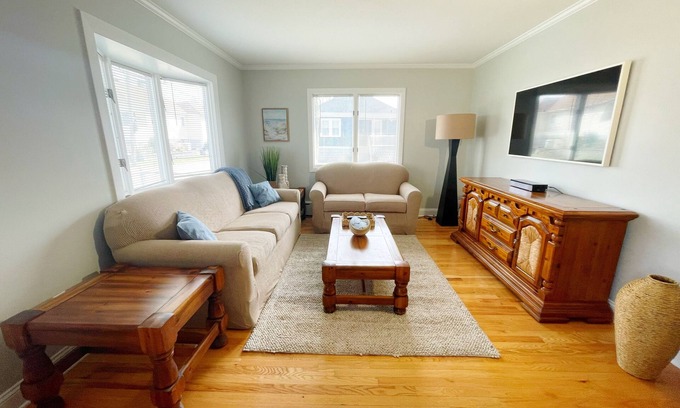 Bristol Casa | Coastal Cozy 3BR Walk to Waterfront & Downtown Bristol, Pet-Friendly w/Parking