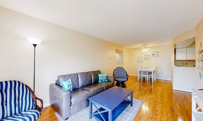 Heron Harbour Isle Condominio | Coastal get away with pools, deck & central AC - close to shops & dining