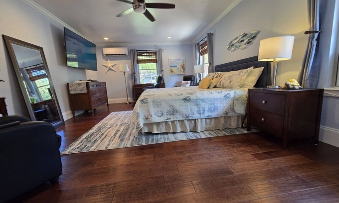 Pensacola Apartamento | Coastal King Ste 3.2 mi to Pcola Bch