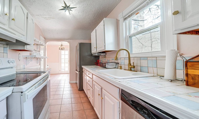 Euclid Cabaña | Coastal Lake Erie Cottage w/ Amazing Water Views!