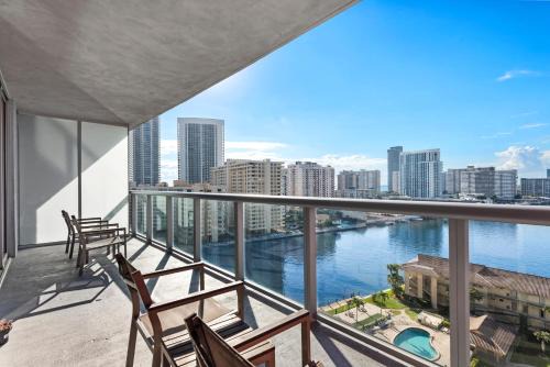 Hallandale Beach Apartamento | Coastal Luxe Residences - Premium Suites with Pool and Water Views