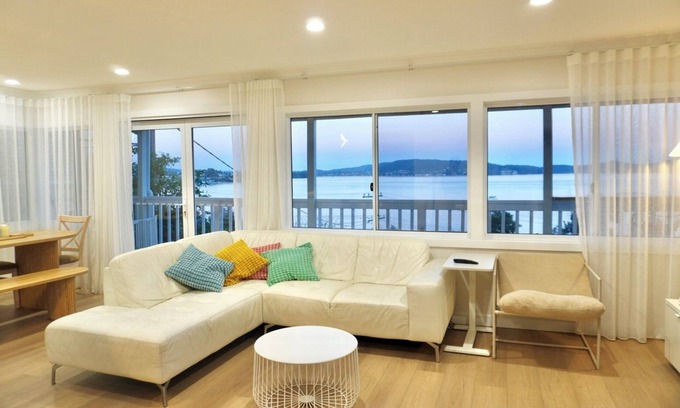 Tascott Casa | Coastal Retreat with Water Views