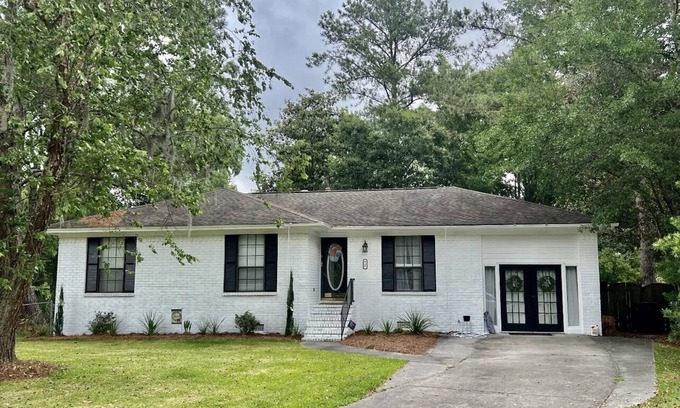 Isle of Hope Historic District Casa | Coastal White Cottage-Isle Of Hope in Savannah