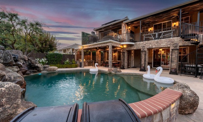 Clovis Casa | Cobbo's House - WOW/Luxe/HOT TUB/Pool/GYM/gazebo/GAMES/Bikes