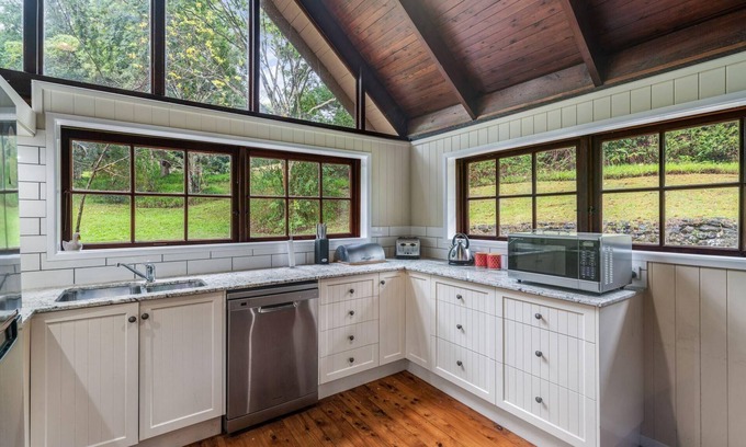 North Maleny Casa | Cockatoo Hideaway - Cabin and Log House - Secluded and Relaxing Hideaway