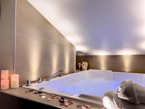 Saint-Etienne Apartamento | Cocon Blanc câlin avec Jacuzzi privatif - LoveRoom Insolite