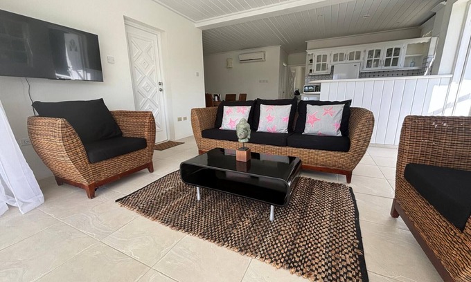 Mullins Apartamento | Coconut Grove Retreat: 2 Bedroom Apartment with view of Pool and Mullins Beach