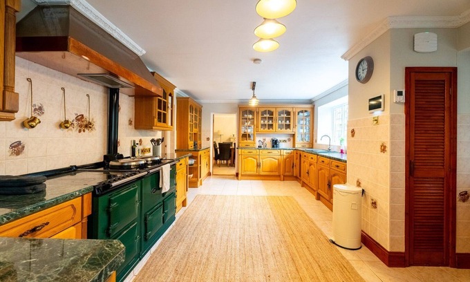 Barrow Gurney Casa | Cohost Partners Cozy Country Retreat With Hot Tub