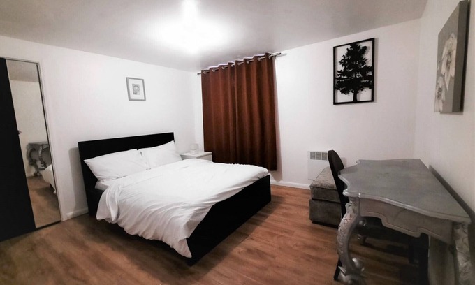 Colchester Casa | Colchester 3-Beds, Sleeps 5 with Parking & WiFi
