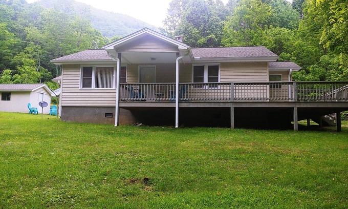 Highlands Cabaña | Cold Mountain Cabin: escondido en la base de Hogback Mountain, junto a un arroyo