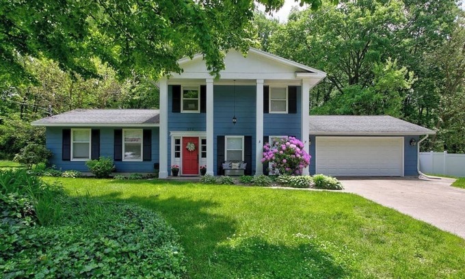 Waukazoo Woods Casa | Colonial Cottage with Hot Tub & Sauna