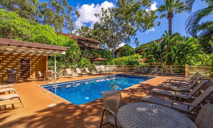 Maunaloa Condominio | Colorful condo by the beach with a washer/dryer, lanai, & on-site pool