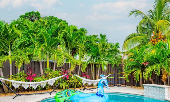 Survey Creek Casa | Colorful Oasis ~ Pool ~ Game Room ~ Ping Pong ~ Basketball Court ~ Grill & More