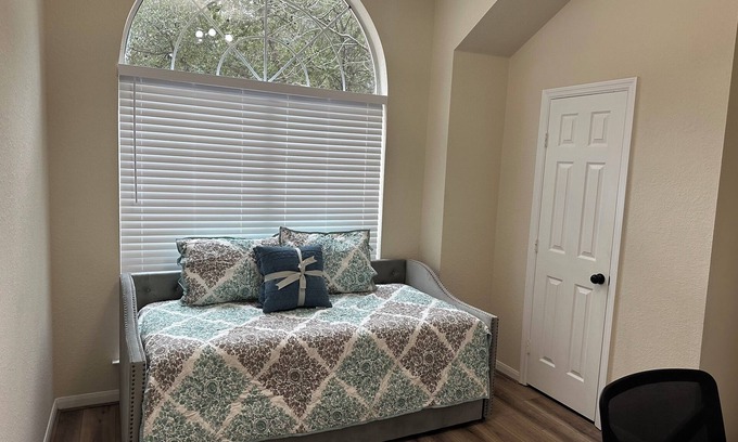 College Park Casa | Come enjoy what The Woodlands has to offer in our updated 3 bedroom home.