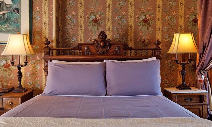Vine Cama Y Desayuno | Come stay with us, you'll see why we are ranked #1 lodging in Kalamazoo, MI.