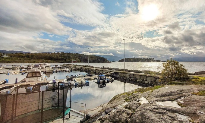 Strandvik Casa | Come to rest in this spacious cottage in 1st row to the Bjørnafjord.