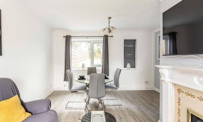 Belthorn Casa | Come & Unwind in Charming 5 Bed House in Blackburn