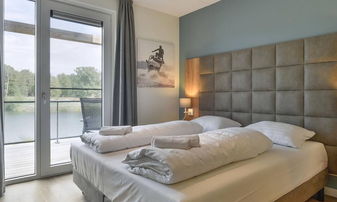 Leuken Casa | Comfort 16-person water house in the holiday park Landal Marina Resort Well