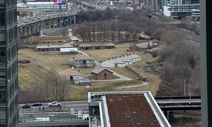 Central Waterfront Casa | Comfort 2 Bed Suites close to Harbour Front CN Tower Rogers Centre Free Parking