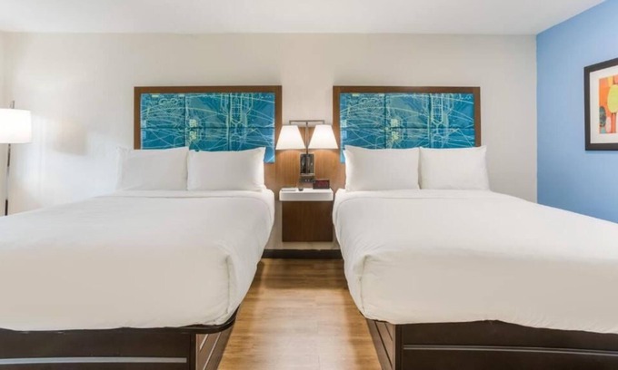 Merry Oaks Casa | Comfort and Convenience! 3 Great Units, Free Parking and Breakfast, Pool