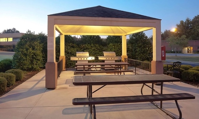 Libertyville Casa | Comfort and Value! 3 Relaxing Hotel Units, Near Great Lakes Naval Station