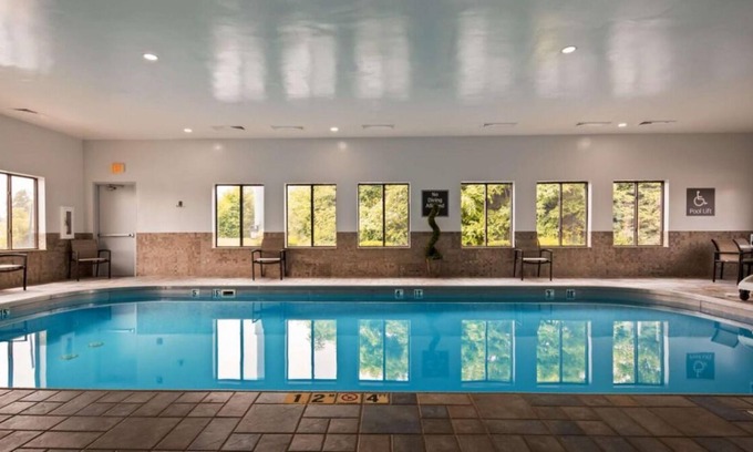 Blaine Casa | Comfort & Convenience! 4 Amazing Units w/Free Breakfast, Parking, Indoor Pool