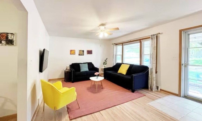 Gladstone Casa | Comfort & Convenience ~ 3 bed 1 bath Home