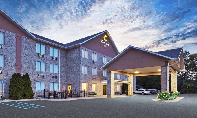 Whitehall Hotel | Comfort Inn Whitehall near Michigan's Adventure