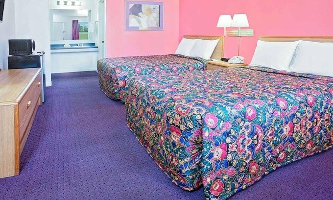 Muskogee Casa | Comfort Meets Affordability in Knights Inn Muskogee! 3 Great Units, Free Parking