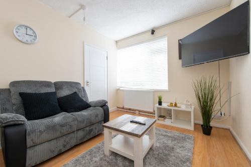 Abbey Wood Casa | Comfort Meets Style, 3-Bedroom Home, Greenwich, Sleeps 10! Contractor & Group Friendly!