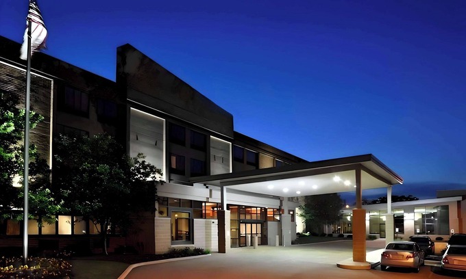 Colgate Hotel | Comfort Suites Milwaukee West