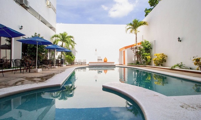 Merida Municipality Hotel | Comfortable 2 Double Room w/ Pool Access and Relaxing Garden in Mérida Centro